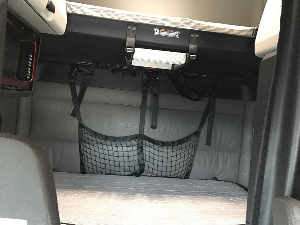 Sleeper Tractor-Heavy Duty Tractors-Freightliner-2022-T12664ST-Pottsville-PA-671,028\n\t\tmiles-$ 52,500 - Image 16