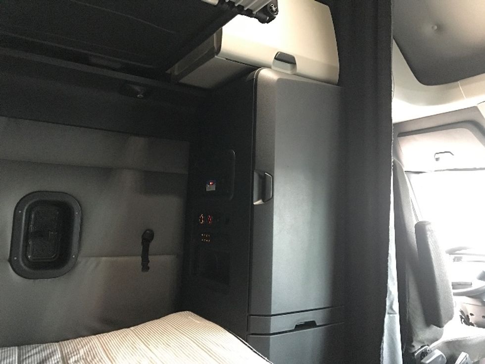 Sleeper Tractor-Heavy Duty Tractors-Freightliner-2022-T12664ST-Pottsville-PA-671,028\n\t\tmiles-$ 52,500 - Image 18