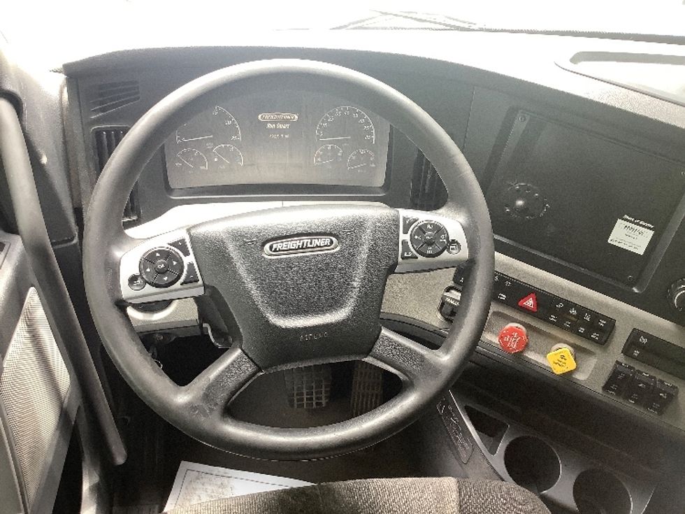 Sleeper Tractor-Heavy Duty Tractors-Freightliner-2022-T12664ST-Pottsville-PA-692,509\n\t\tmiles-$ 56,500 - Image 11
