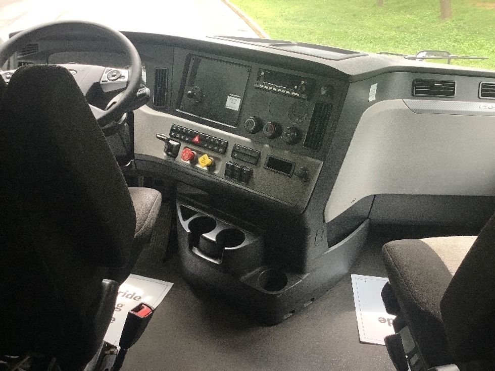 Sleeper Tractor-Heavy Duty Tractors-Freightliner-2022-T12664ST-Pottsville-PA-692,509\n\t\tmiles-$ 56,500 - Image 12