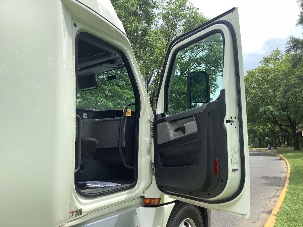 Sleeper Tractor-Heavy Duty Tractors-Freightliner-2022-T12664ST-Pottsville-PA-692,509\n\t\tmiles-$ 56,500 - Image 13