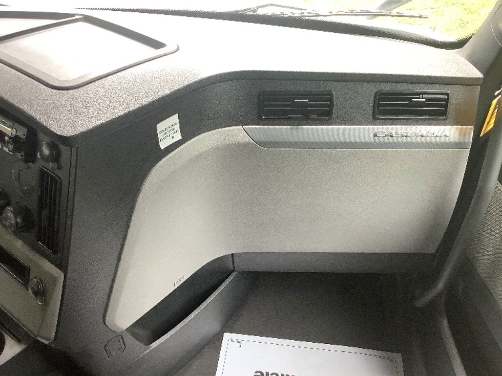 Sleeper Tractor-Heavy Duty Tractors-Freightliner-2022-T12664ST-Pottsville-PA-692,509\n\t\tmiles-$ 56,500 - Image 14