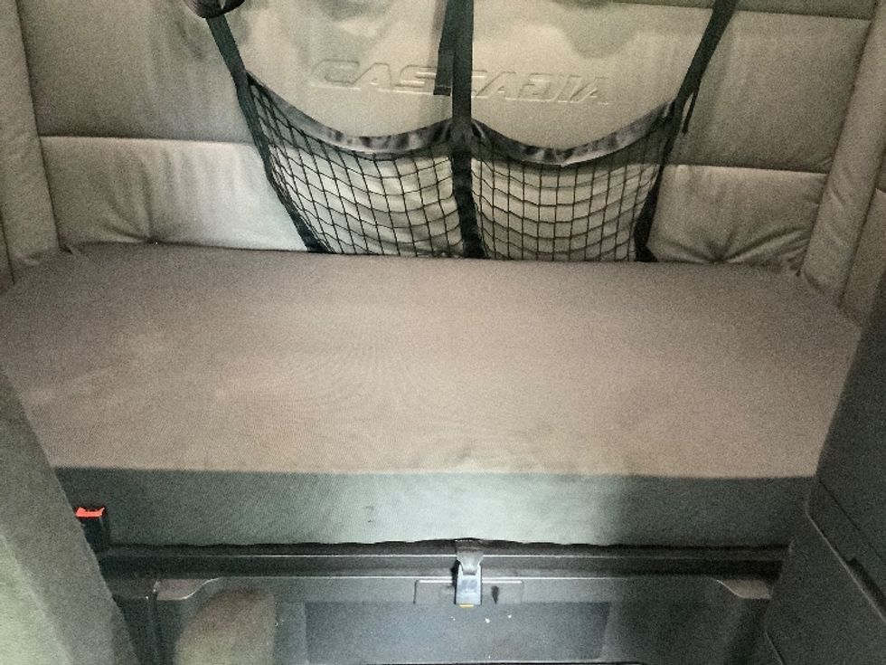 Sleeper Tractor-Heavy Duty Tractors-Freightliner-2022-T12664ST-Pottsville-PA-692,509\n\t\tmiles-$ 56,500 - Image 17