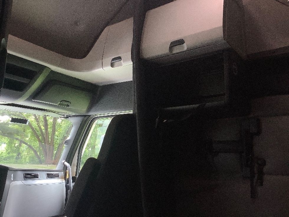 Sleeper Tractor-Heavy Duty Tractors-Freightliner-2022-T12664ST-Pottsville-PA-692,509\n\t\tmiles-$ 56,500 - Image 19