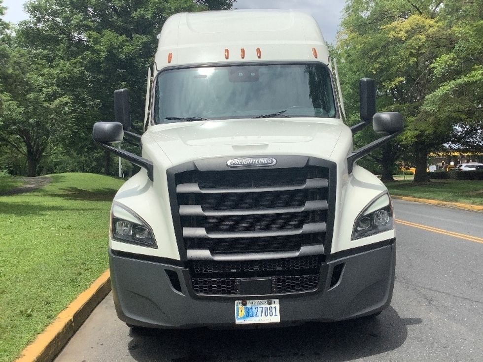 Sleeper Tractor-Heavy Duty Tractors-Freightliner-2022-T12664ST-Pottsville-PA-692,509\n\t\tmiles-$ 56,500 - Image 2