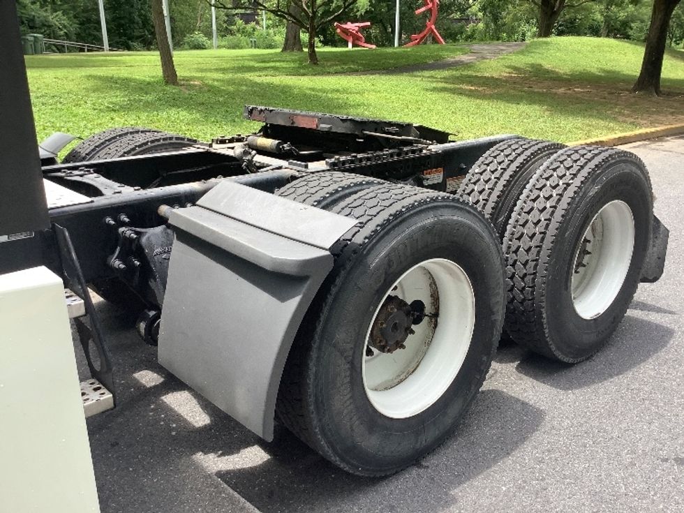 Sleeper Tractor-Heavy Duty Tractors-Freightliner-2022-T12664ST-Pottsville-PA-692,509\n\t\tmiles-$ 56,500 - Image 22