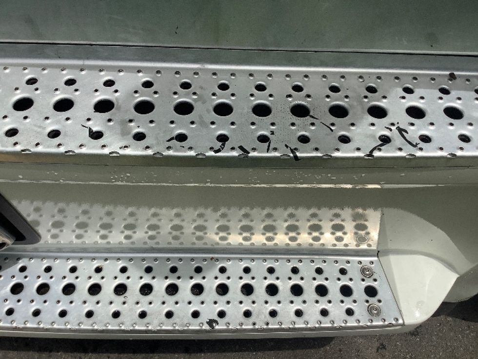 Sleeper Tractor-Heavy Duty Tractors-Freightliner-2022-T12664ST-Pottsville-PA-692,509\n\t\tmiles-$ 56,500 - Image 25