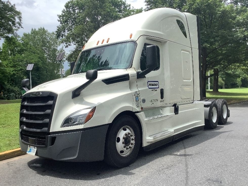 Sleeper Tractor-Heavy Duty Tractors-Freightliner-2022-T12664ST-Pottsville-PA-692,509\n\t\tmiles-$ 56,500 - Image 3
