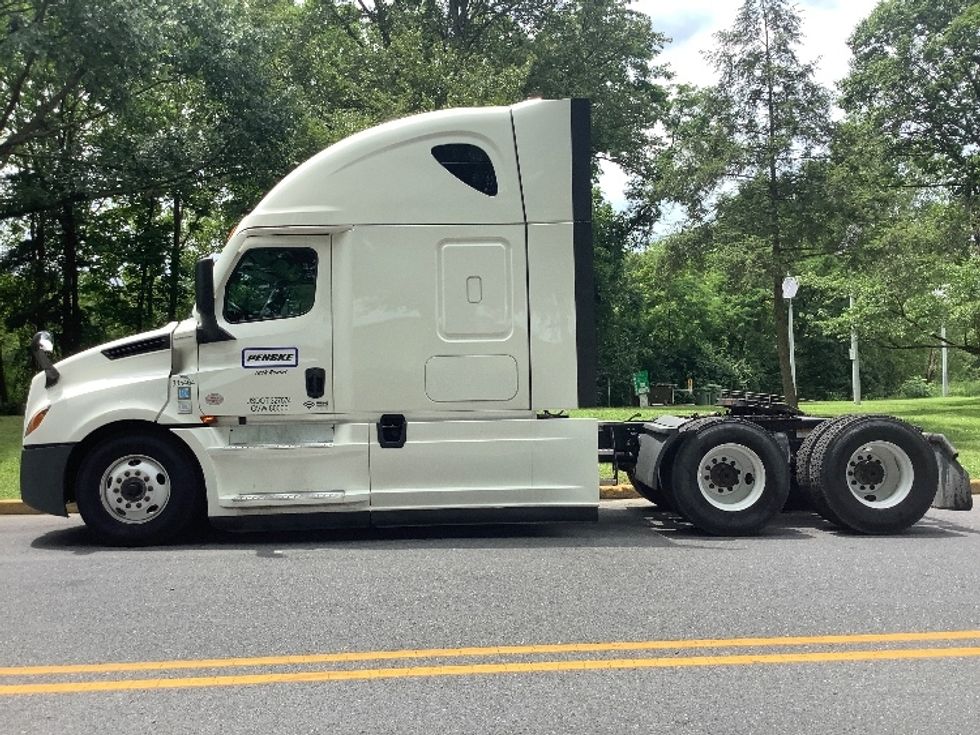 Sleeper Tractor-Heavy Duty Tractors-Freightliner-2022-T12664ST-Pottsville-PA-692,509\n\t\tmiles-$ 56,500 - Image 4