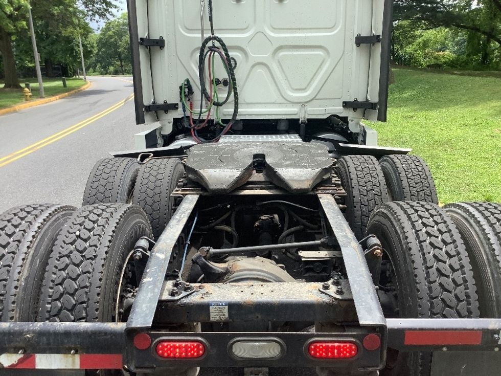 Sleeper Tractor-Heavy Duty Tractors-Freightliner-2022-T12664ST-Pottsville-PA-692,509\n\t\tmiles-$ 56,500 - Image 6