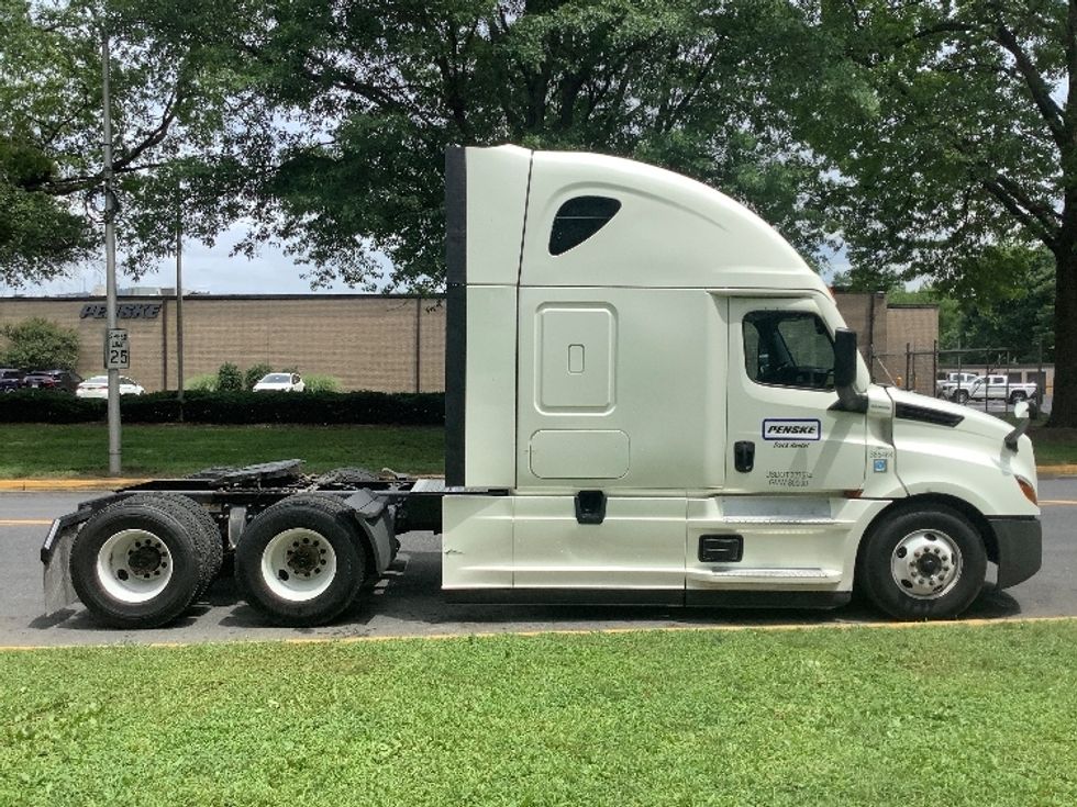 Sleeper Tractor-Heavy Duty Tractors-Freightliner-2022-T12664ST-Pottsville-PA-692,509\n\t\tmiles-$ 56,500 - Image 8