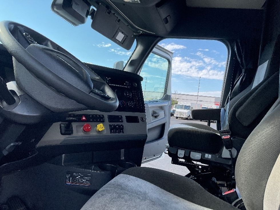 Sleeper Tractor-Heavy Duty Tractors-Freightliner-2022-T12664ST-Prescott Valley-AZ-414,884\n\t\tmiles-$ 85,250 - Image 10