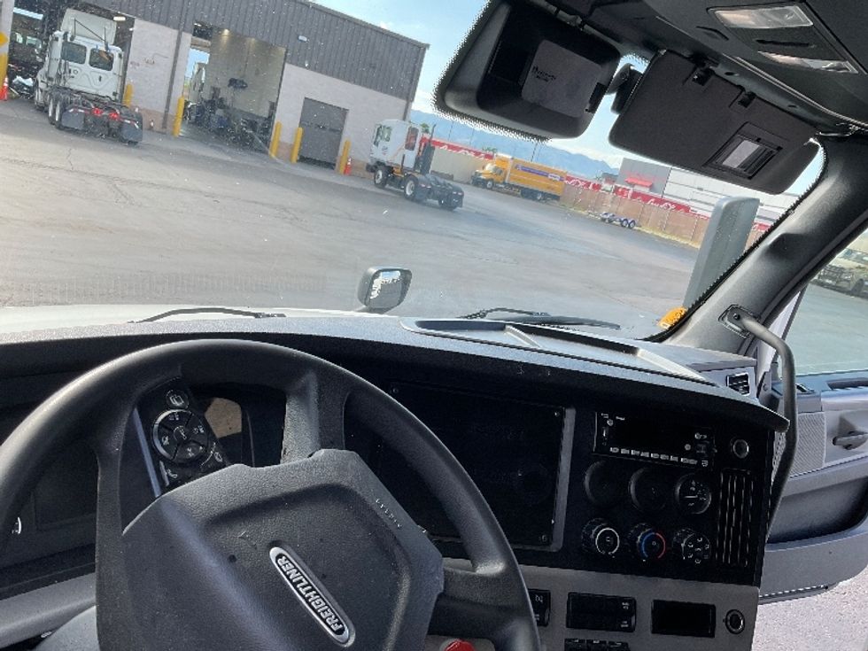 Sleeper Tractor-Heavy Duty Tractors-Freightliner-2022-T12664ST-Prescott Valley-AZ-414,884\n\t\tmiles-$ 85,250 - Image 11