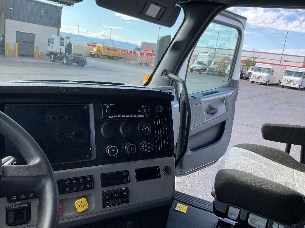 Sleeper Tractor-Heavy Duty Tractors-Freightliner-2022-T12664ST-Prescott Valley-AZ-414,884\n\t\tmiles-$ 85,250 - Image 12