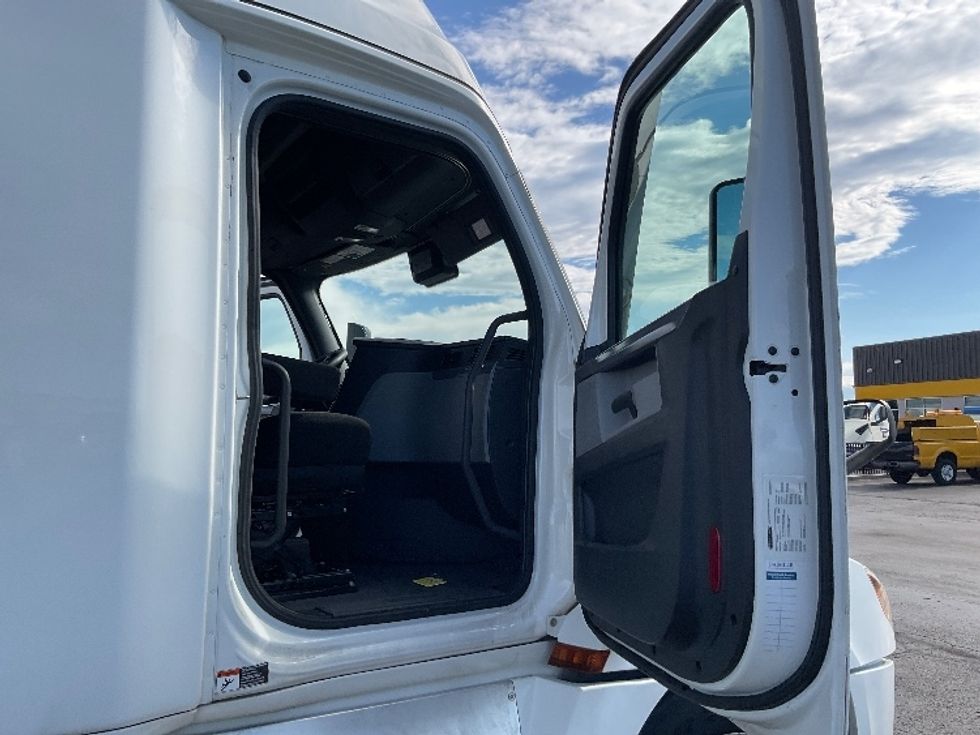 Sleeper Tractor-Heavy Duty Tractors-Freightliner-2022-T12664ST-Prescott Valley-AZ-414,884\n\t\tmiles-$ 85,250 - Image 13