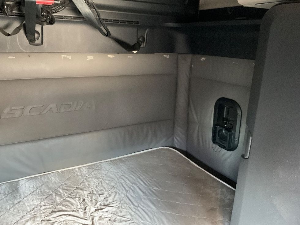 Sleeper Tractor-Heavy Duty Tractors-Freightliner-2022-T12664ST-Prescott Valley-AZ-414,884\n\t\tmiles-$ 85,250 - Image 17