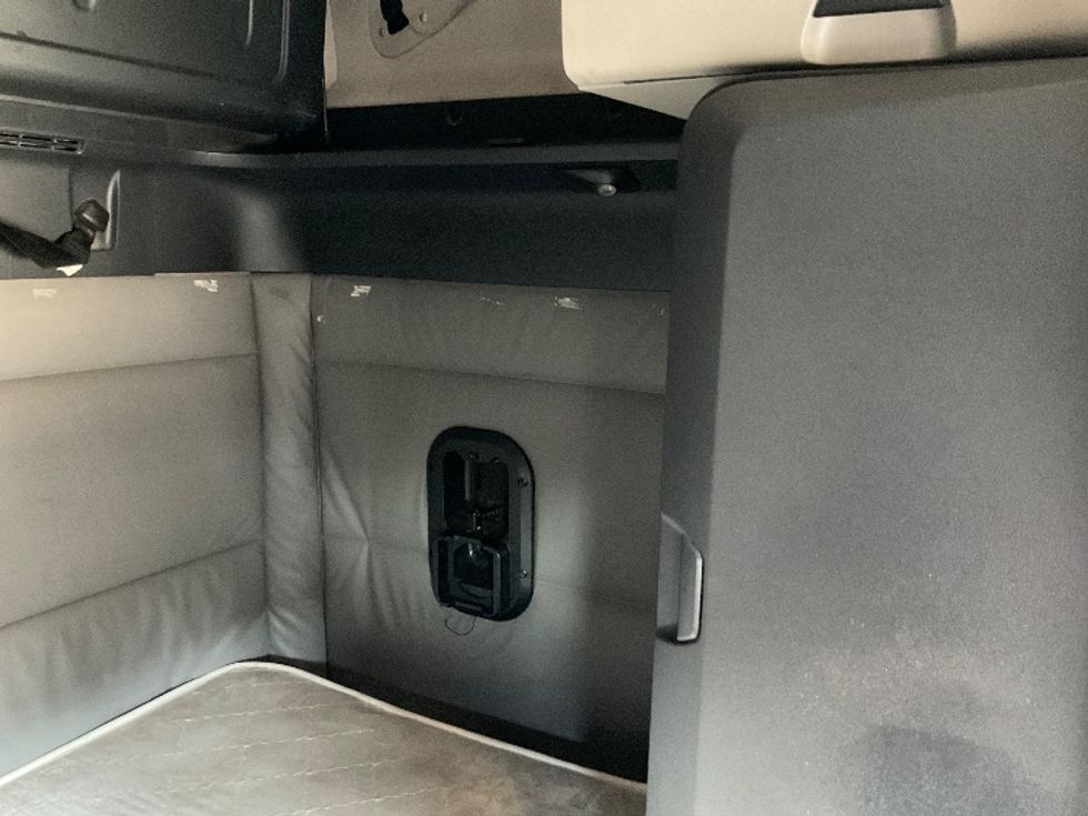 Sleeper Tractor-Heavy Duty Tractors-Freightliner-2022-T12664ST-Prescott Valley-AZ-414,884\n\t\tmiles-$ 85,250 - Image 18