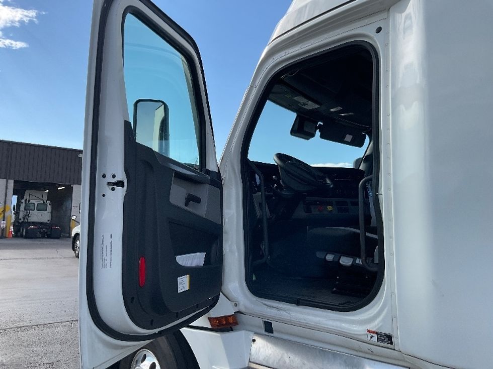 Sleeper Tractor-Heavy Duty Tractors-Freightliner-2022-T12664ST-Prescott Valley-AZ-414,884\n\t\tmiles-$ 85,250 - Image 9