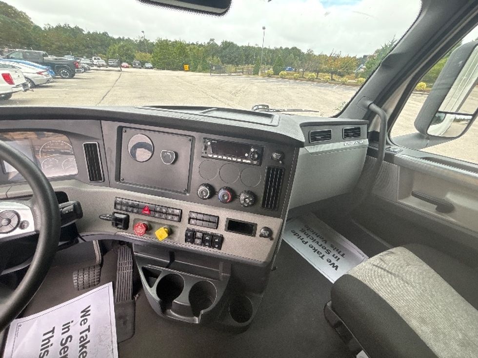 Sleeper Tractor-Heavy Duty Tractors-Freightliner-2022-T12664ST-Prince George-VA-392,686\n\t\tmiles-$ 93,250 - Image 12