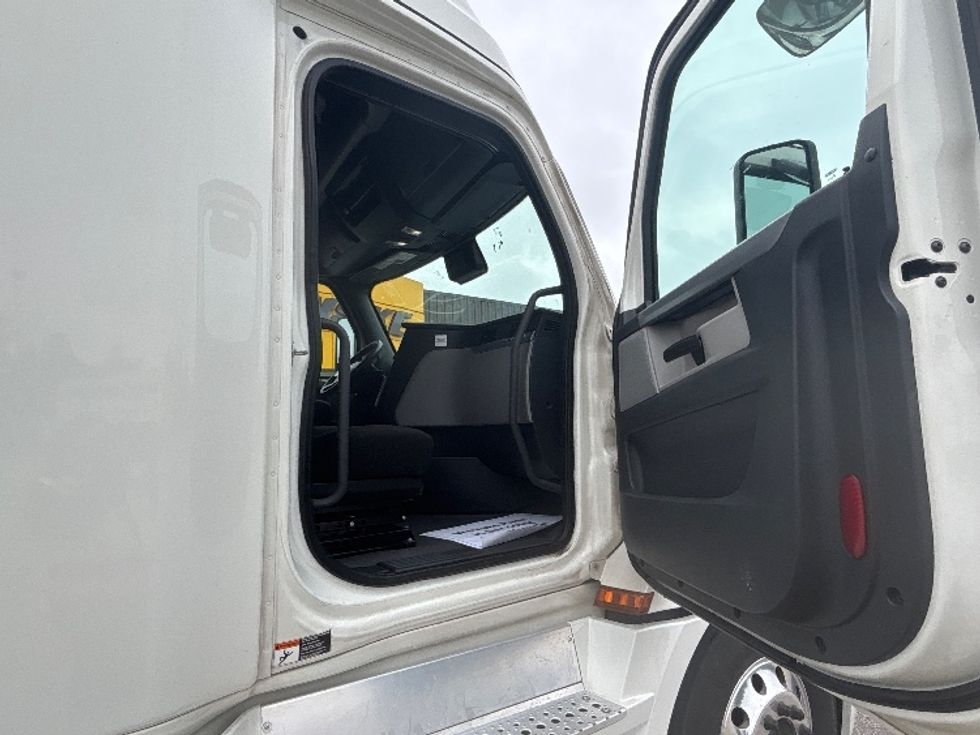 Sleeper Tractor-Heavy Duty Tractors-Freightliner-2022-T12664ST-Prince George-VA-392,686\n\t\tmiles-$ 93,250 - Image 13