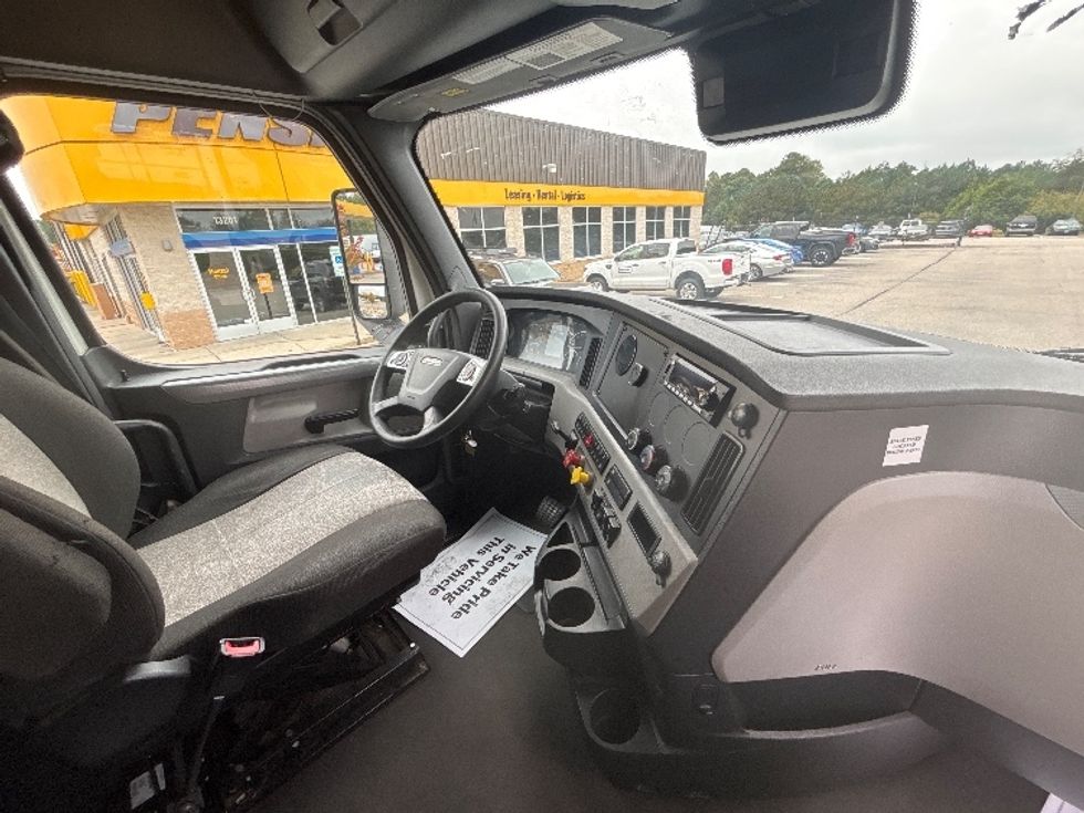 Sleeper Tractor-Heavy Duty Tractors-Freightliner-2022-T12664ST-Prince George-VA-392,686\n\t\tmiles-$ 93,250 - Image 15