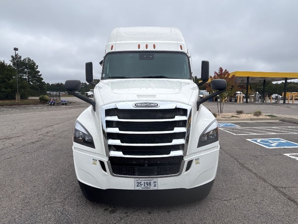 Sleeper Tractor-Heavy Duty Tractors-Freightliner-2022-T12664ST-Prince George-VA-392,686\n\t\tmiles-$ 93,250 - Image 2