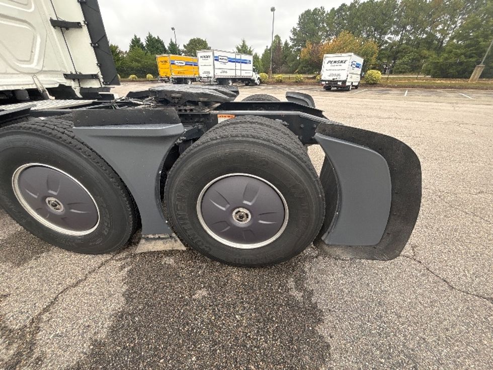 Sleeper Tractor-Heavy Duty Tractors-Freightliner-2022-T12664ST-Prince George-VA-392,686\n\t\tmiles-$ 93,250 - Image 22