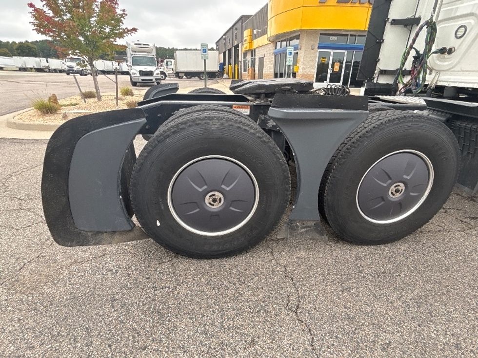 Sleeper Tractor-Heavy Duty Tractors-Freightliner-2022-T12664ST-Prince George-VA-392,686\n\t\tmiles-$ 93,250 - Image 23