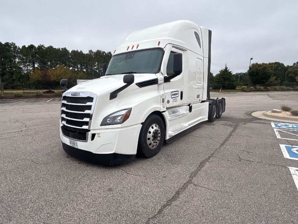 Sleeper Tractor-Heavy Duty Tractors-Freightliner-2022-T12664ST-Prince George-VA-392,686\n\t\tmiles-$ 93,250 - Image 3