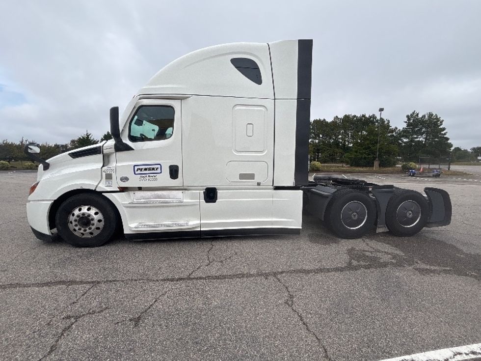 Sleeper Tractor-Heavy Duty Tractors-Freightliner-2022-T12664ST-Prince George-VA-392,686\n\t\tmiles-$ 93,250 - Image 4