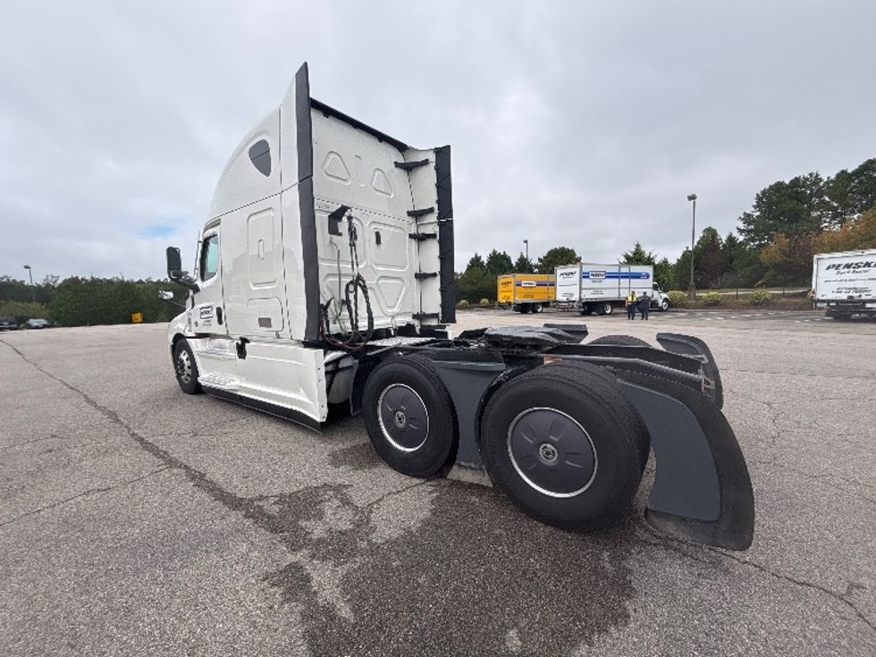 Sleeper Tractor-Heavy Duty Tractors-Freightliner-2022-T12664ST-Prince George-VA-392,686\n\t\tmiles-$ 93,250 - Image 5