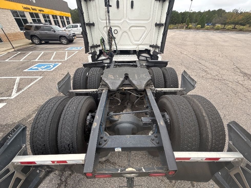 Sleeper Tractor-Heavy Duty Tractors-Freightliner-2022-T12664ST-Prince George-VA-392,686\n\t\tmiles-$ 93,250 - Image 6
