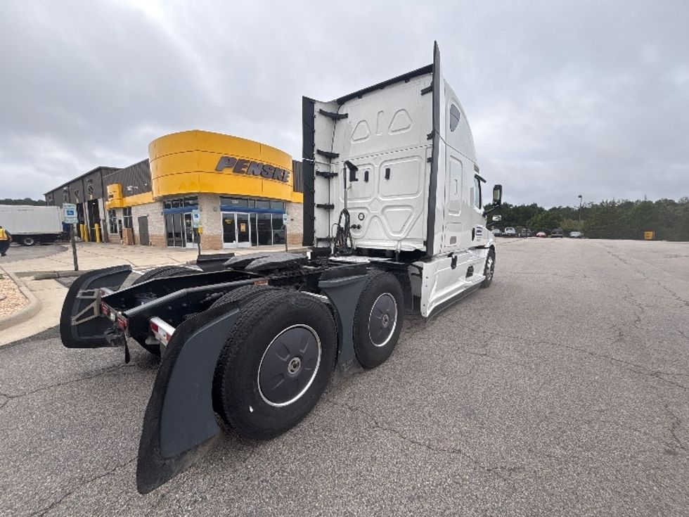 Sleeper Tractor-Heavy Duty Tractors-Freightliner-2022-T12664ST-Prince George-VA-392,686\n\t\tmiles-$ 93,250 - Image 7