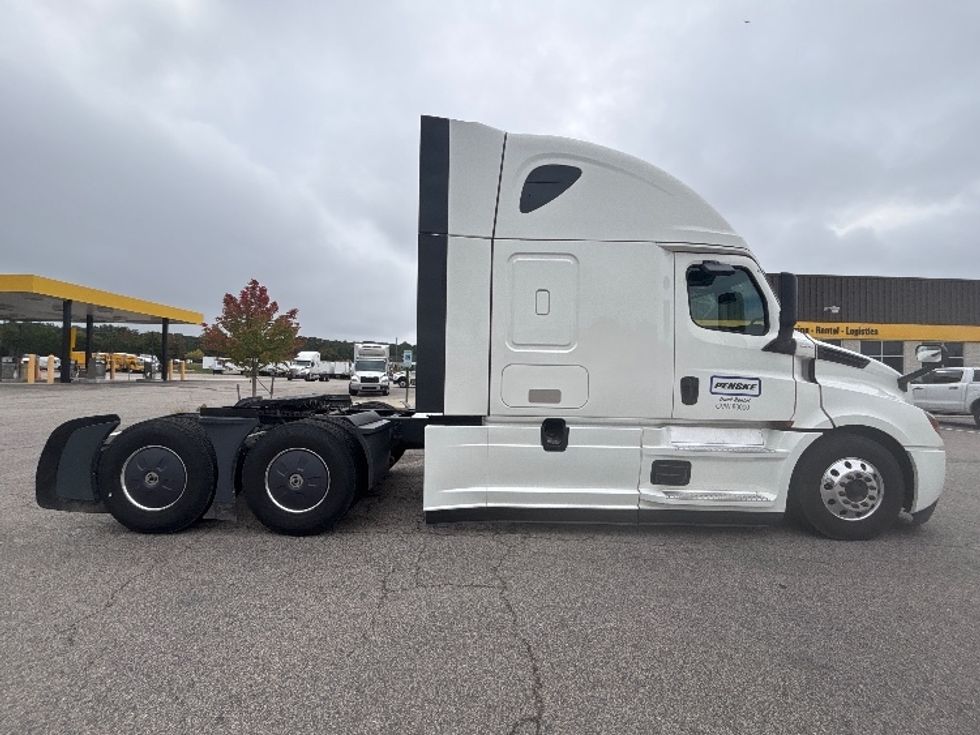 Sleeper Tractor-Heavy Duty Tractors-Freightliner-2022-T12664ST-Prince George-VA-392,686\n\t\tmiles-$ 93,250 - Image 8