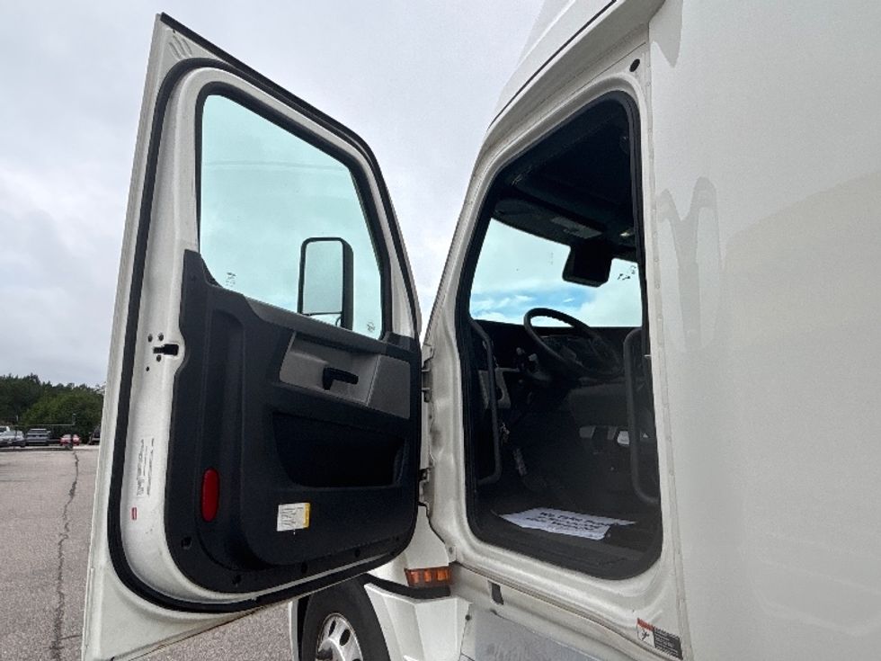Sleeper Tractor-Heavy Duty Tractors-Freightliner-2022-T12664ST-Prince George-VA-392,686\n\t\tmiles-$ 93,250 - Image 9