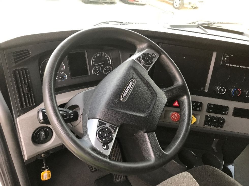 Sleeper Tractor-Heavy Duty Tractors-Freightliner-2022-T12664ST-Prince George-VA-468,595\n\t\tmiles-$ 75,250 - Image 10