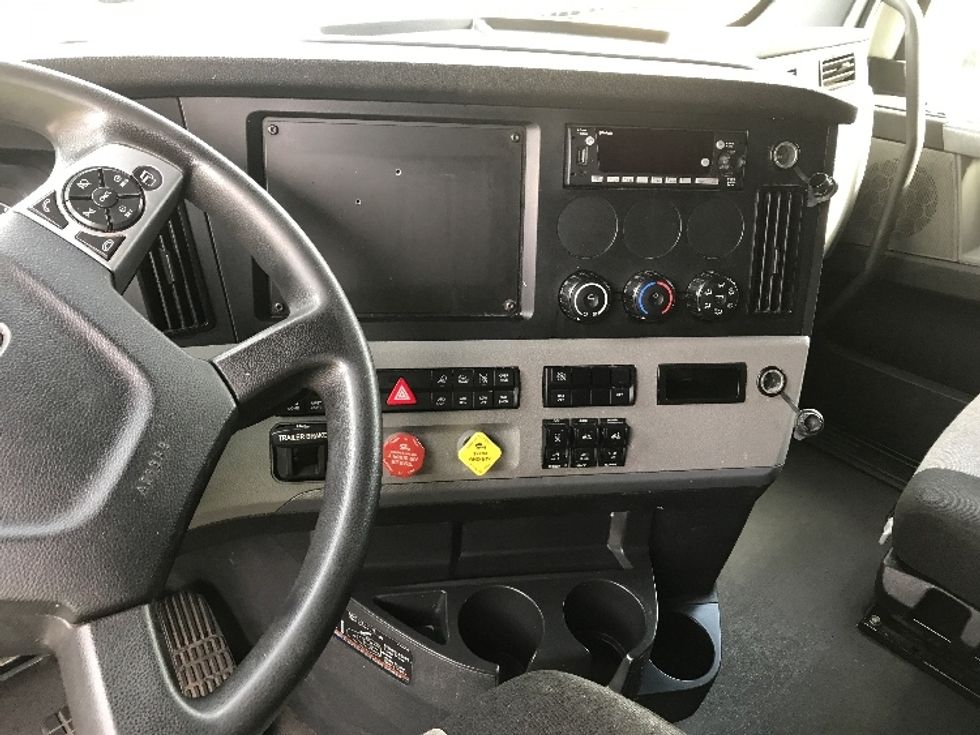 Sleeper Tractor-Heavy Duty Tractors-Freightliner-2022-T12664ST-Prince George-VA-468,595\n\t\tmiles-$ 75,250 - Image 11