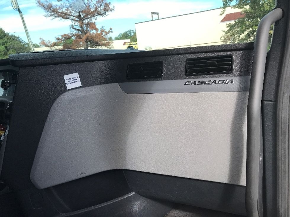 Sleeper Tractor-Heavy Duty Tractors-Freightliner-2022-T12664ST-Prince George-VA-468,595\n\t\tmiles-$ 75,250 - Image 13