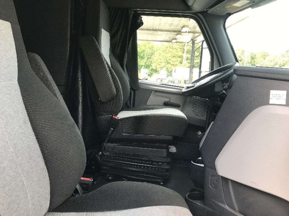 Sleeper Tractor-Heavy Duty Tractors-Freightliner-2022-T12664ST-Prince George-VA-468,595\n\t\tmiles-$ 75,250 - Image 14