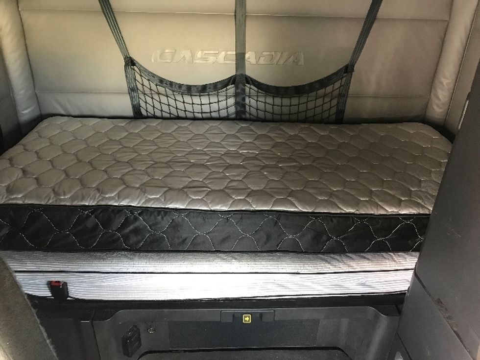 Sleeper Tractor-Heavy Duty Tractors-Freightliner-2022-T12664ST-Prince George-VA-468,595\n\t\tmiles-$ 75,250 - Image 15