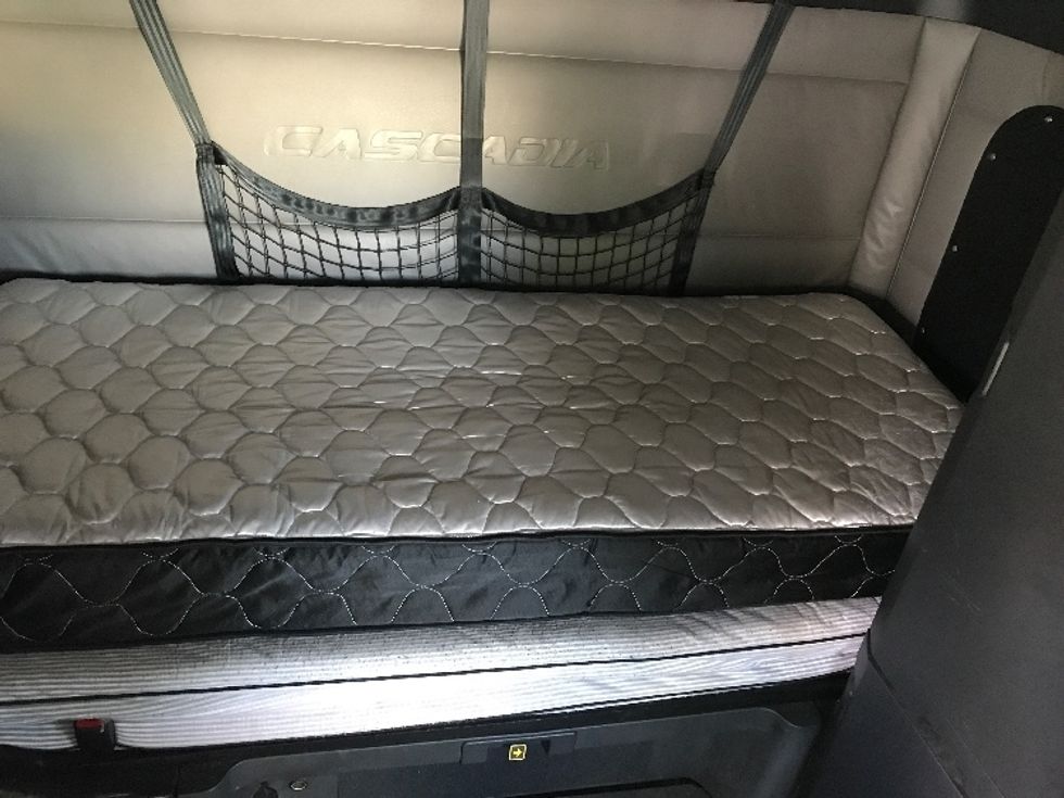 Sleeper Tractor-Heavy Duty Tractors-Freightliner-2022-T12664ST-Prince George-VA-468,595\n\t\tmiles-$ 75,250 - Image 16