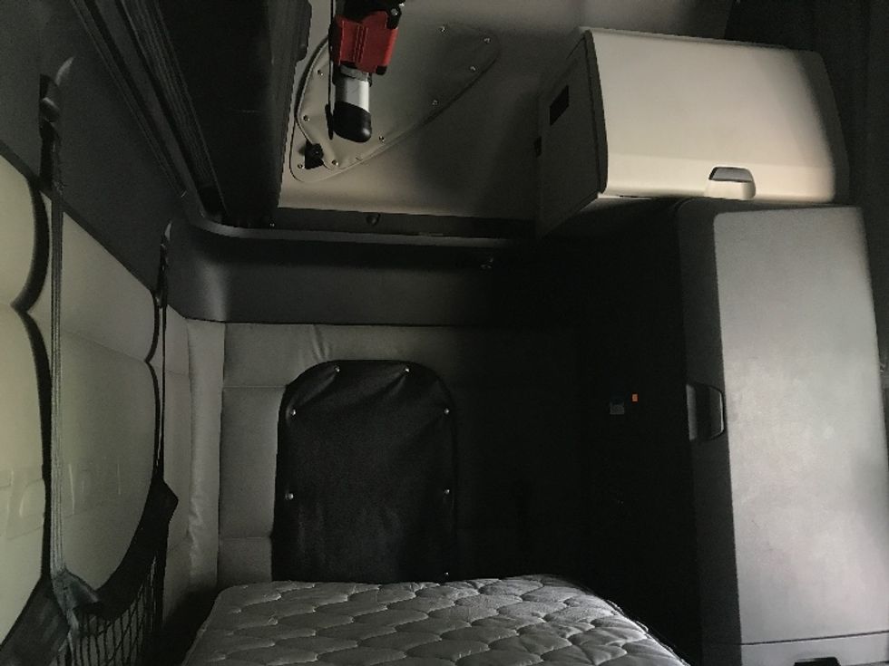 Sleeper Tractor-Heavy Duty Tractors-Freightliner-2022-T12664ST-Prince George-VA-468,595\n\t\tmiles-$ 75,250 - Image 17