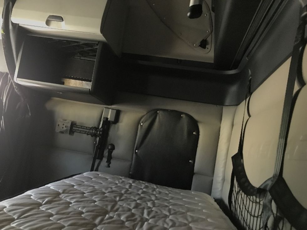 Sleeper Tractor-Heavy Duty Tractors-Freightliner-2022-T12664ST-Prince George-VA-468,595\n\t\tmiles-$ 75,250 - Image 18