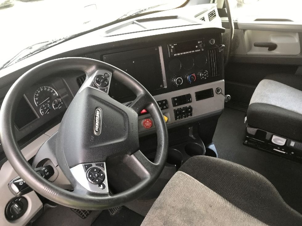 Sleeper Tractor-Heavy Duty Tractors-Freightliner-2022-T12664ST-Prince George-VA-468,595\n\t\tmiles-$ 75,250 - Image 9