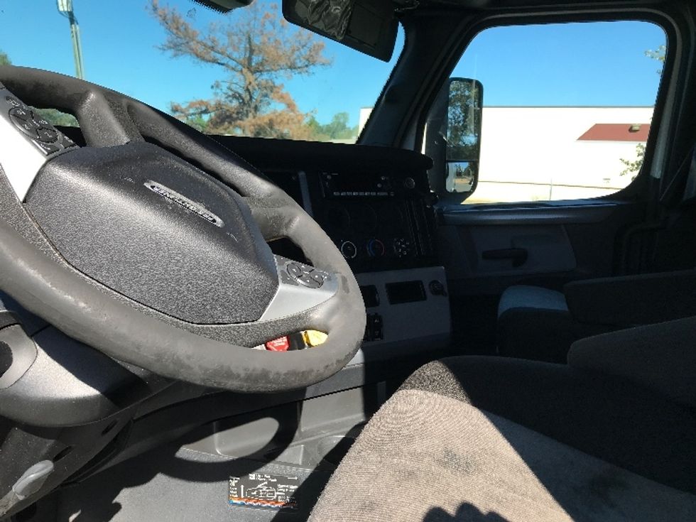 Sleeper Tractor-Heavy Duty Tractors-Freightliner-2022-T12664ST-Prince George-VA-489,775\n\t\tmiles-$ 71,750 - Image 10