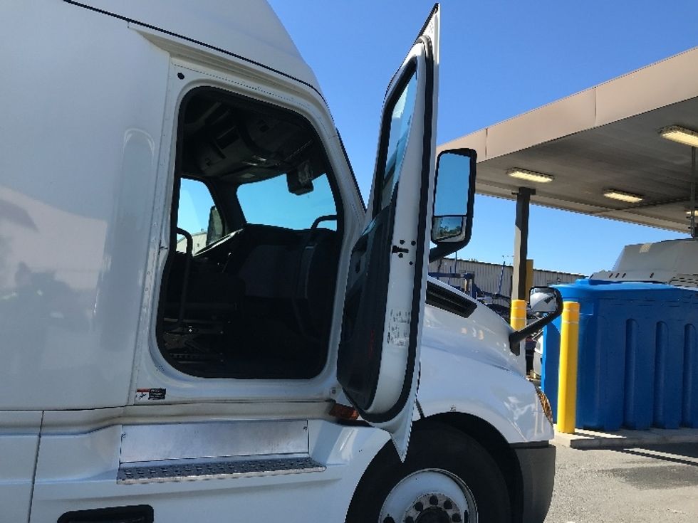 Sleeper Tractor-Heavy Duty Tractors-Freightliner-2022-T12664ST-Prince George-VA-489,775\n\t\tmiles-$ 71,750 - Image 13