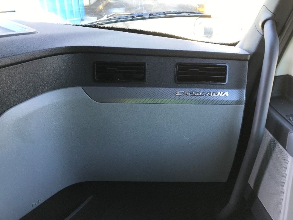 Sleeper Tractor-Heavy Duty Tractors-Freightliner-2022-T12664ST-Prince George-VA-489,775\n\t\tmiles-$ 71,750 - Image 14