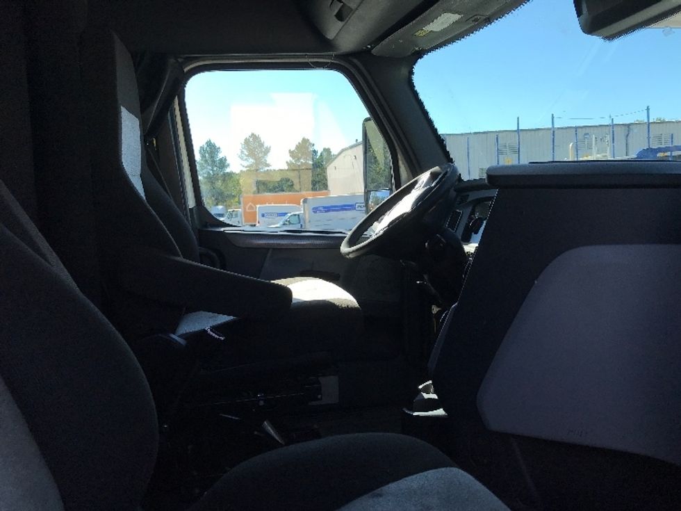 Sleeper Tractor-Heavy Duty Tractors-Freightliner-2022-T12664ST-Prince George-VA-489,775\n\t\tmiles-$ 71,750 - Image 15