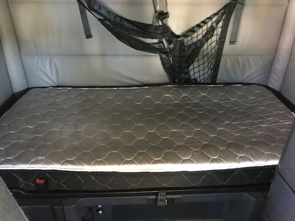 Sleeper Tractor-Heavy Duty Tractors-Freightliner-2022-T12664ST-Prince George-VA-489,775\n\t\tmiles-$ 71,750 - Image 16