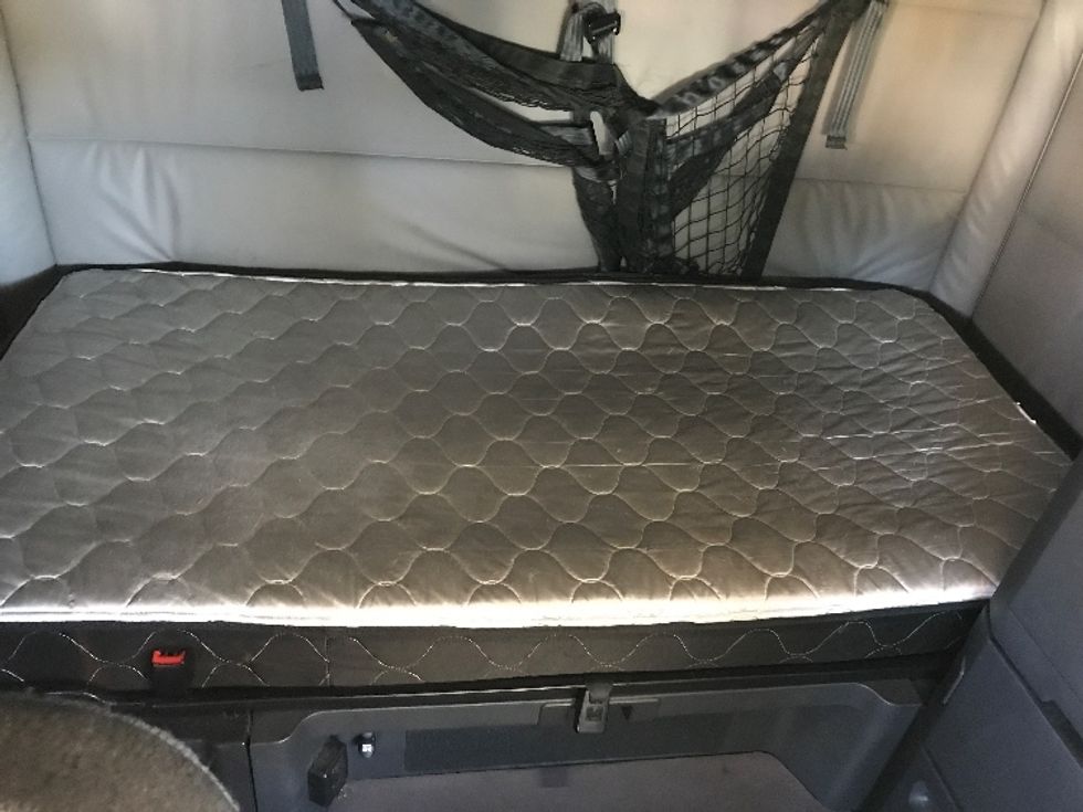 Sleeper Tractor-Heavy Duty Tractors-Freightliner-2022-T12664ST-Prince George-VA-489,775\n\t\tmiles-$ 71,750 - Image 17